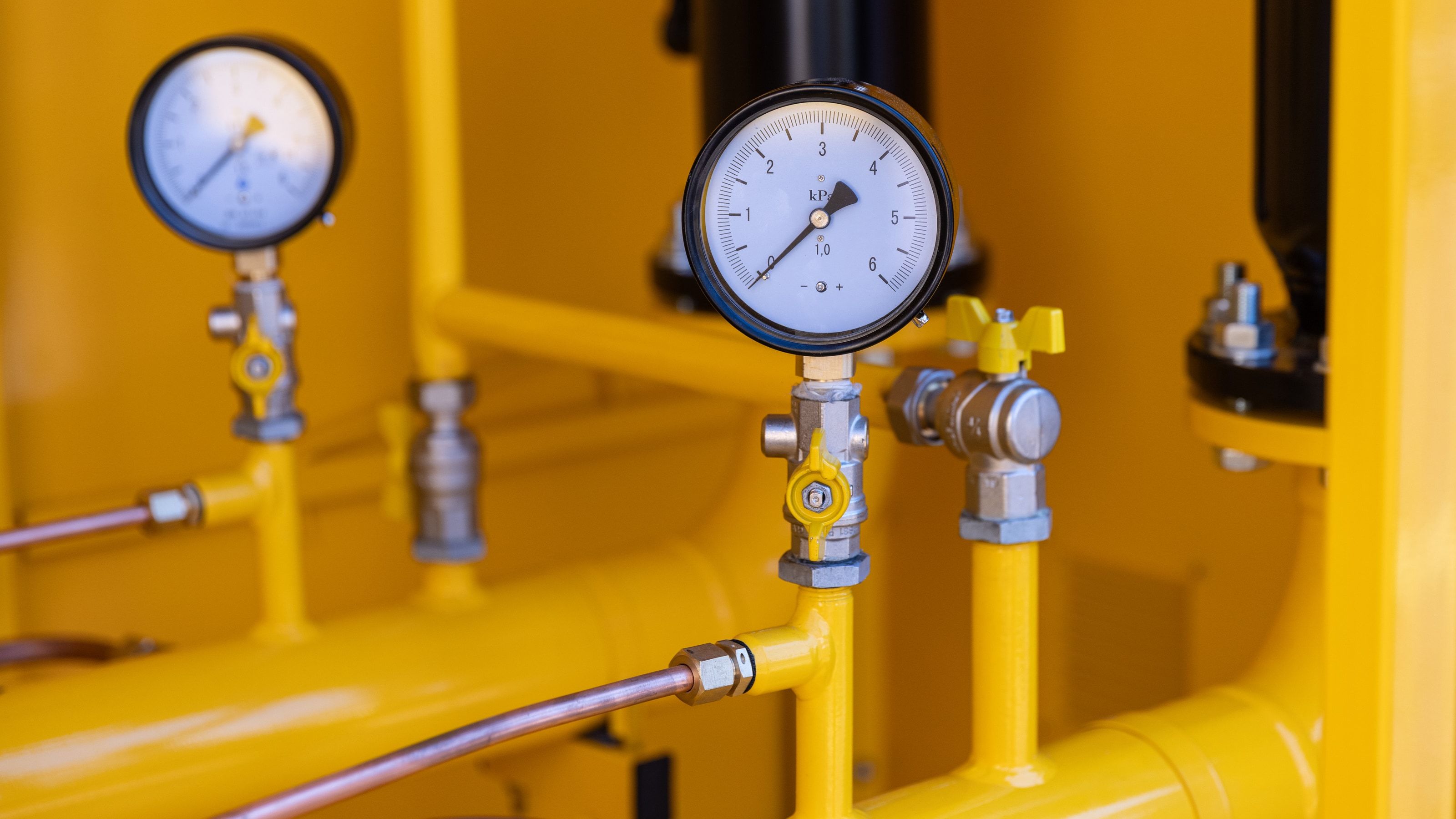 Manómetro instalado en la tubería de una estación de gas
