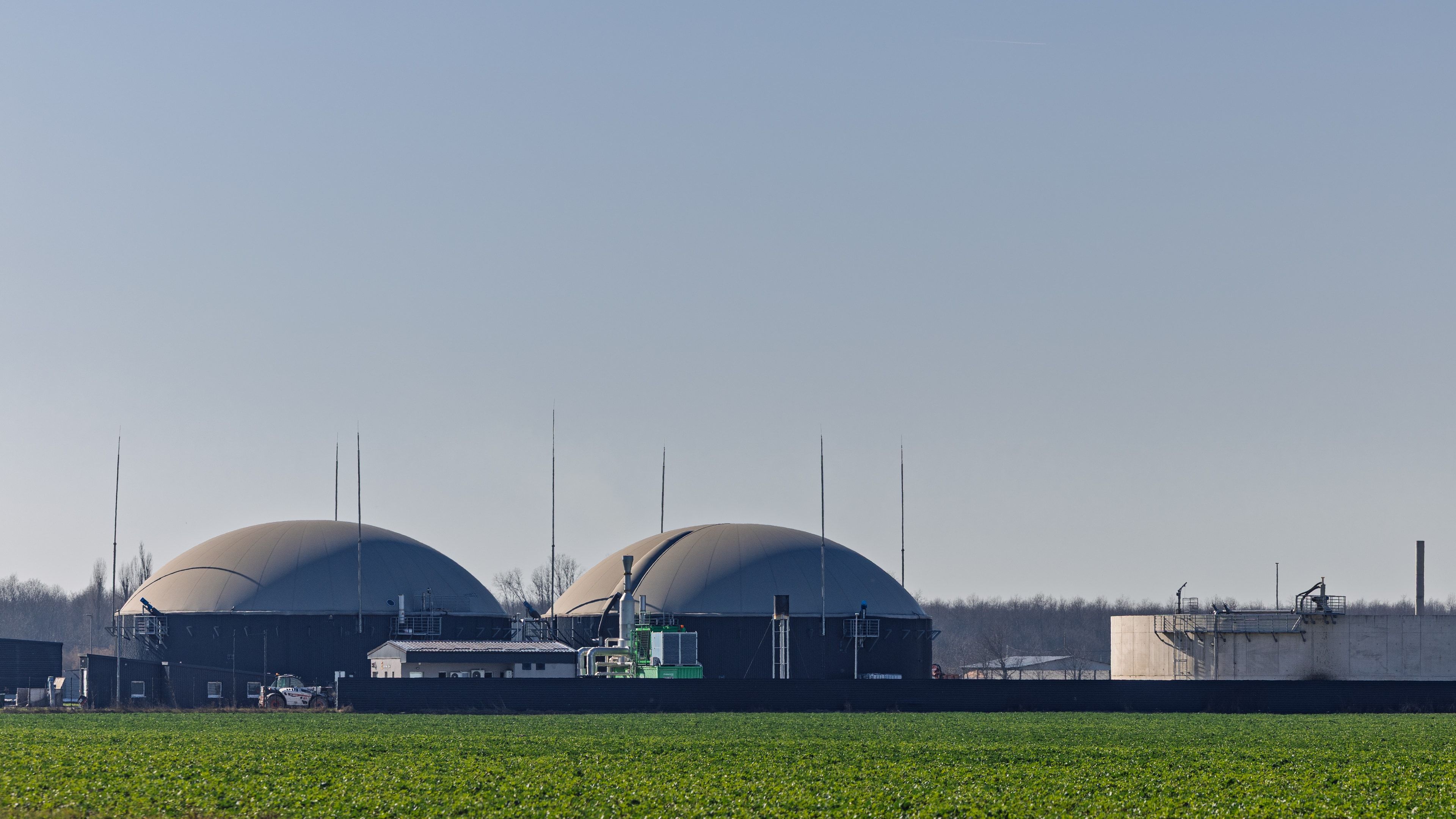 Planta de biometano con digestores y equipo de upgrading en un entorno agrícola