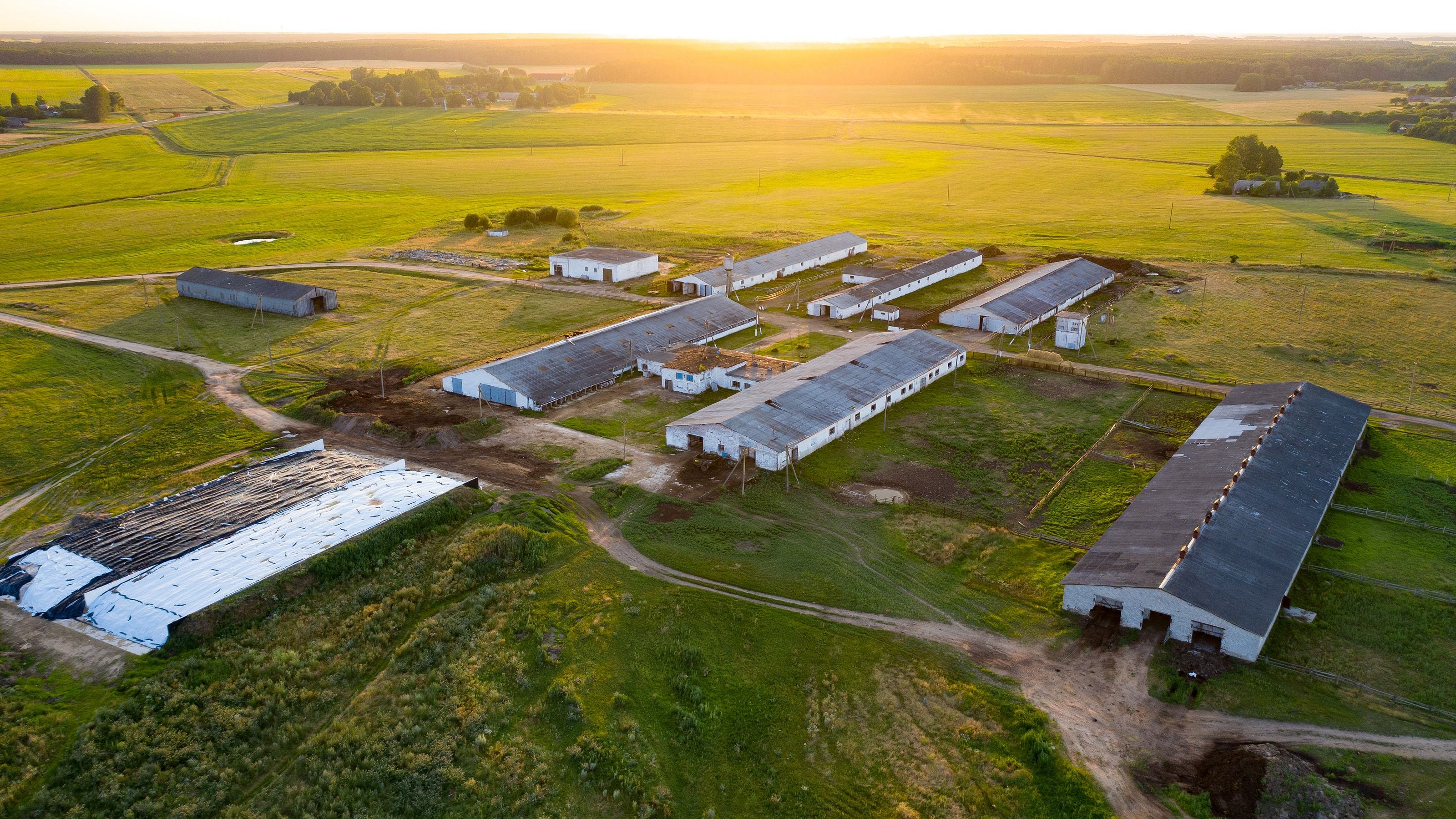 Vista aérea de una explotación agrícola y ganadera