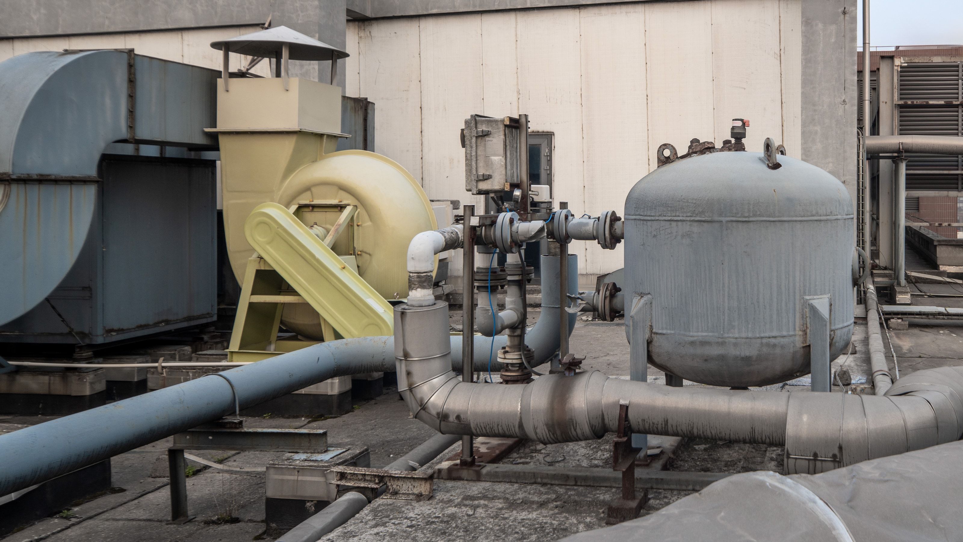 Maquinaria y tuberías de una instalación industrial de gas