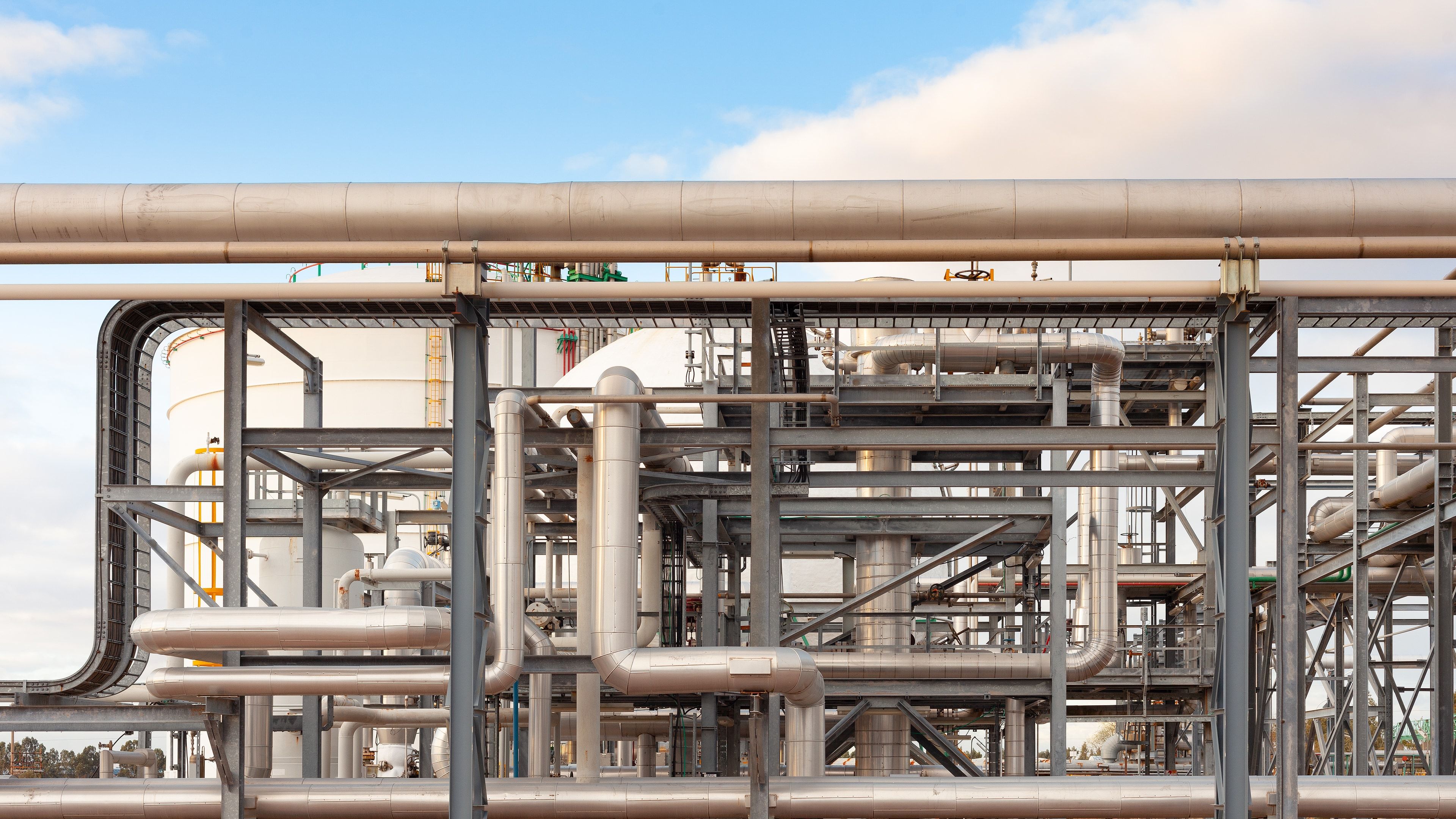 Tuberías y estructura de una planta de proceso de gas para el upgrading de biogás
